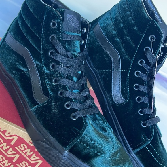Vans WMNS Sk8-Hi Velvet Green/Black
VN0A4BVT203
Sneakers - Picture 7 of 16